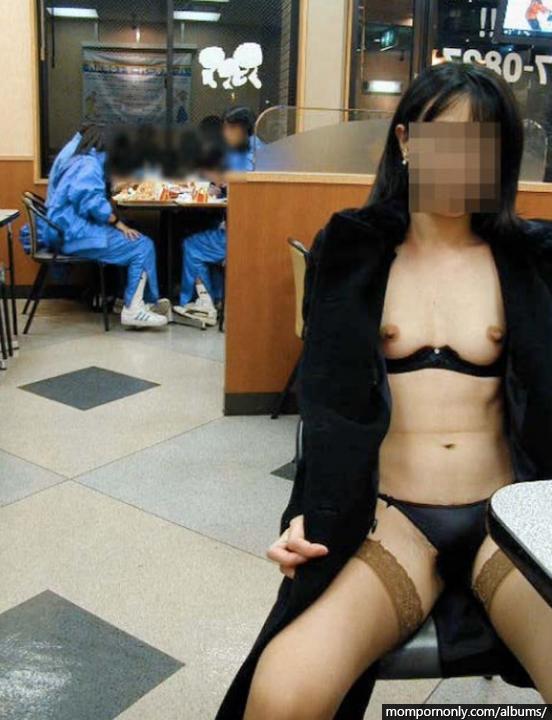 Japanese milf shows off naked in public n°13
