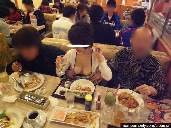 Japanese milf shows off naked in public n°14