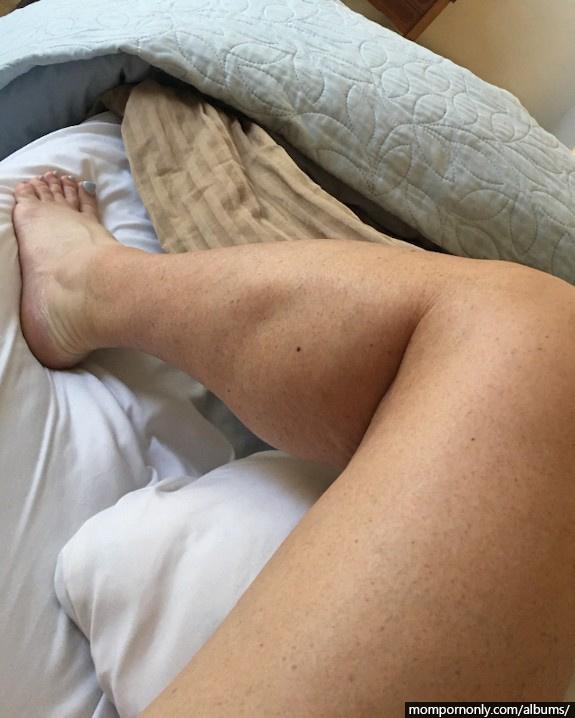 Photos of mature woman's feet | Foot fetish n°1