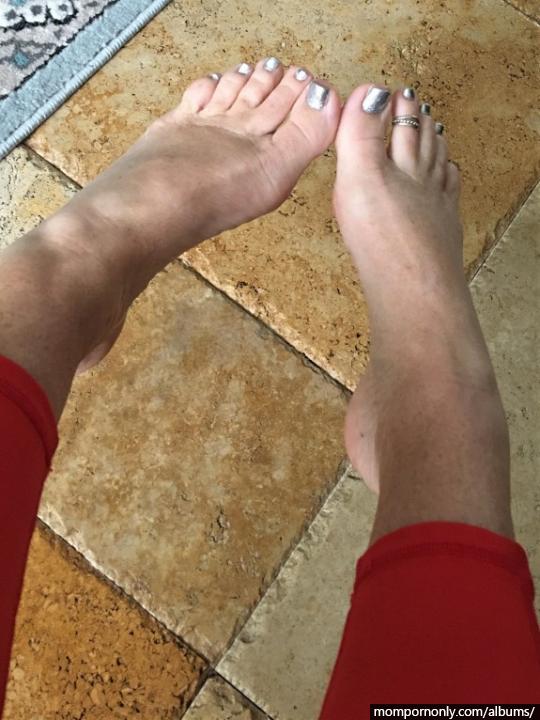 Photos of mature woman's feet | Foot fetish n°3