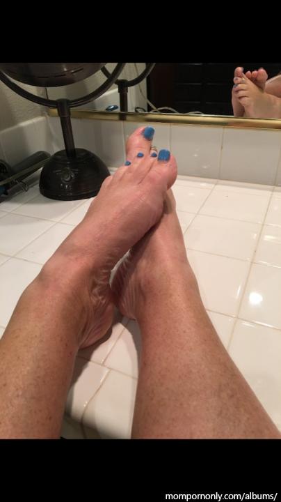 Photos of mature woman's feet | Foot fetish n°5