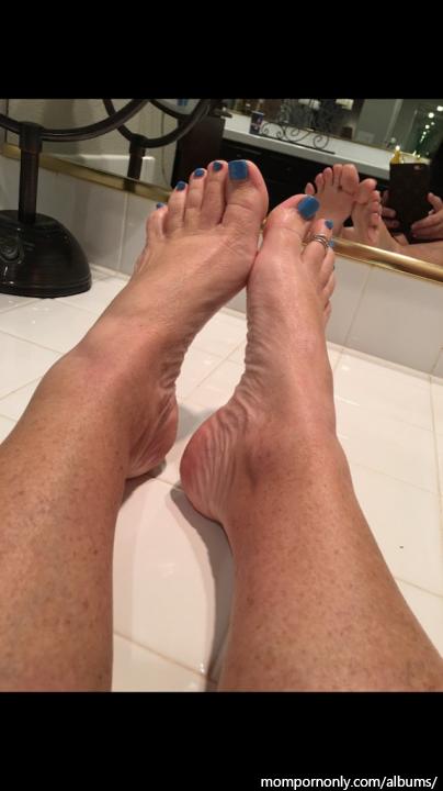 Photos of mature woman's feet | Foot fetish n°6