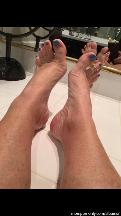 Photos of mature woman's feet | Foot fetish n°7
