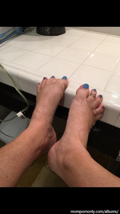 Photos of mature woman's feet | Foot fetish n°8