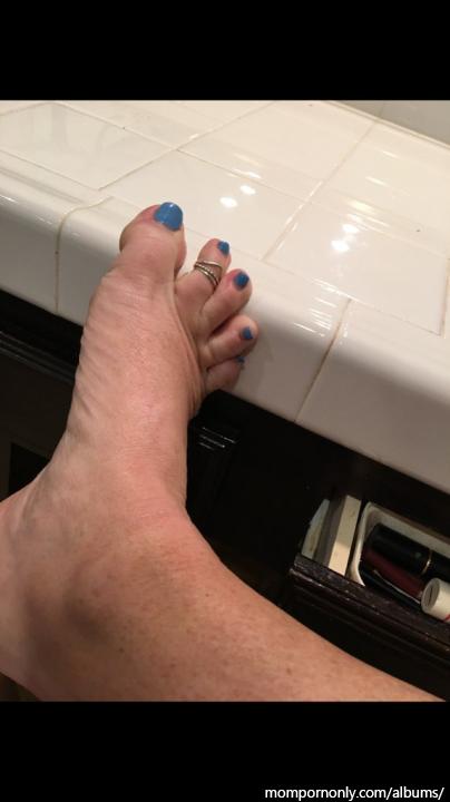 Photos of mature woman's feet | Foot fetish n°9