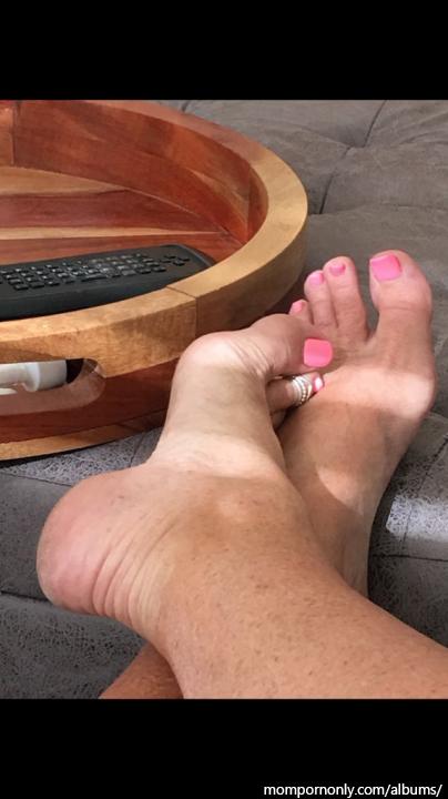 Photos of mature woman's feet | Foot fetish n°13