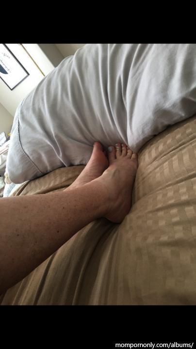 Photos of mature woman's feet | Foot fetish n°14