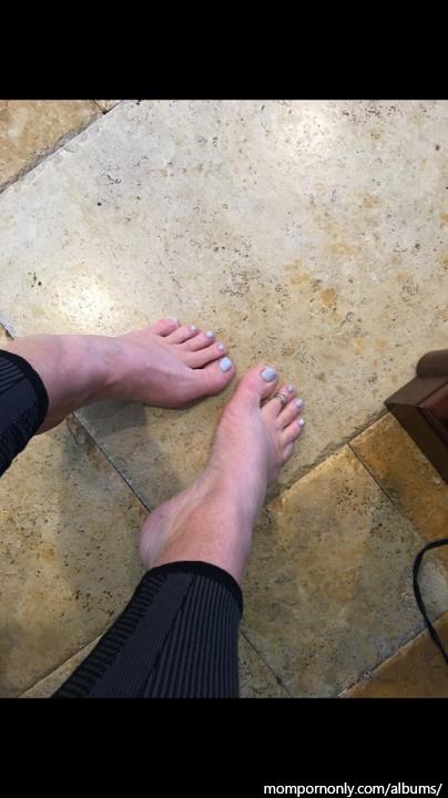 Photos of mature woman's feet | Foot fetish n°16