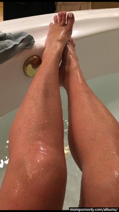 Photos of mature woman's feet | Foot fetish n°27