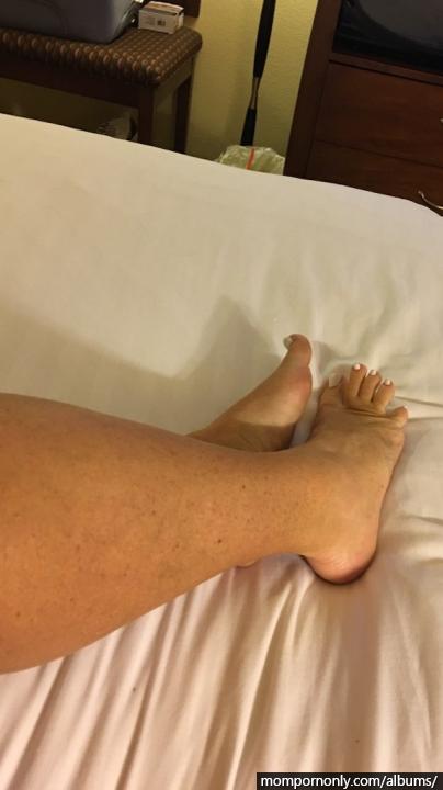 Photos of mature woman's feet | Foot fetish n°28