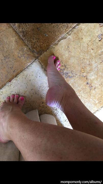 Photos of mature woman's feet | Foot fetish n°30
