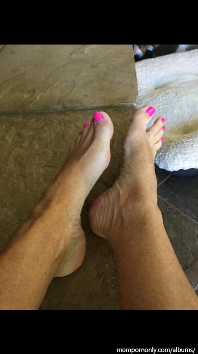 Photos of mature woman's feet | Foot fetish n°31