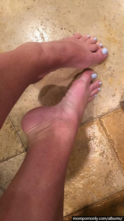 Photos of mature woman's feet | Foot fetish n°33
