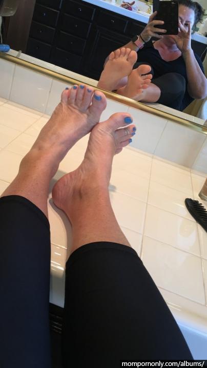 Photos of mature woman's feet | Foot fetish n°36