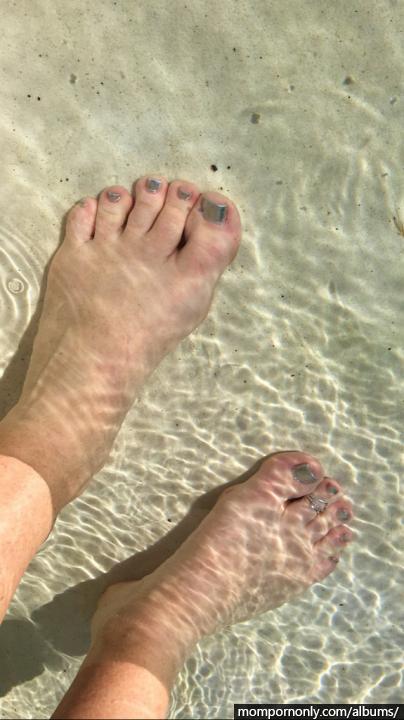 Photos of mature woman's feet | Foot fetish n°39