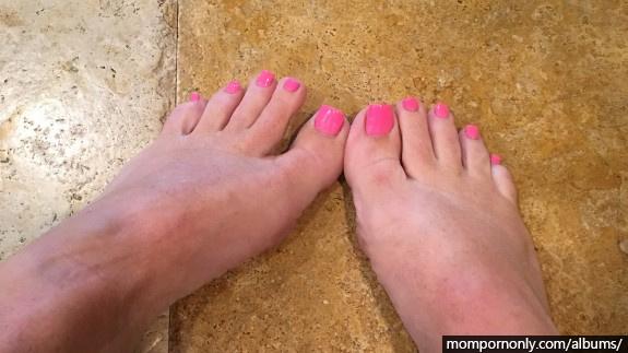 Photos of mature woman's feet | Foot fetish n°42