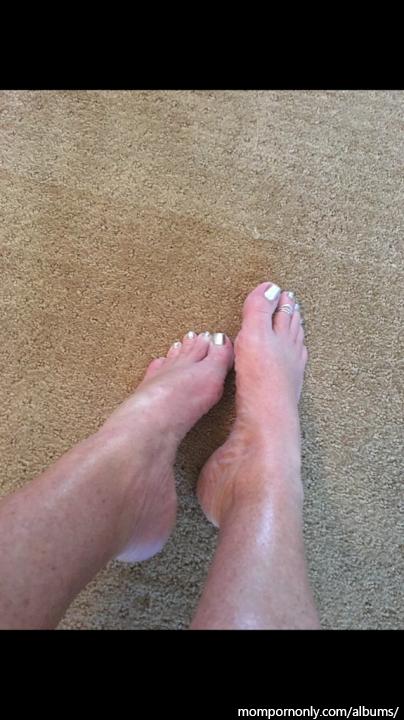 Photos of mature woman's feet | Foot fetish n°44