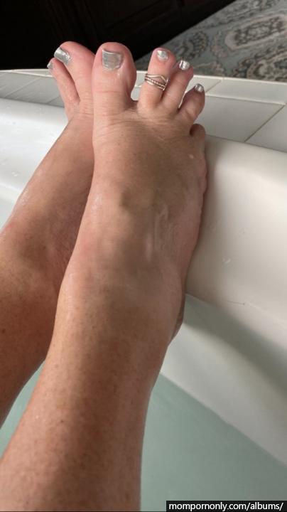 Photos of mature woman's feet | Foot fetish n°50