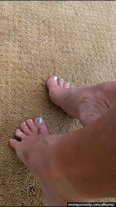 Photos of mature woman's feet | Foot fetish n°57