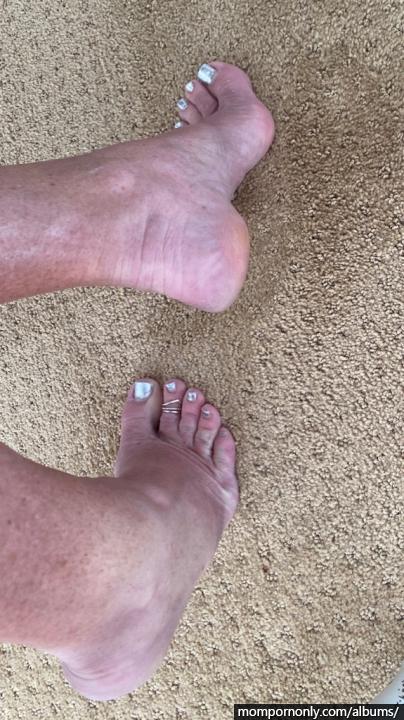 Photos of mature woman's feet | Foot fetish n°58