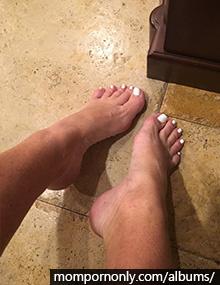 Photos of mature woman's feet | Foot fetish n°63