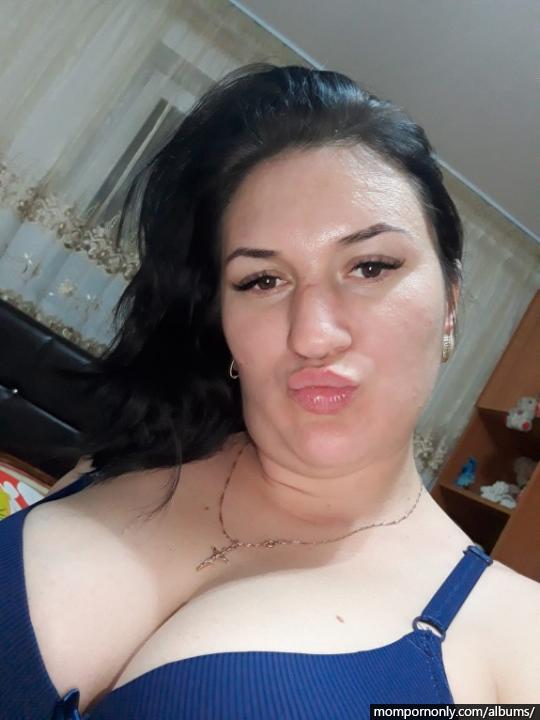 My mom can’t stop sending me sexy pics n°1