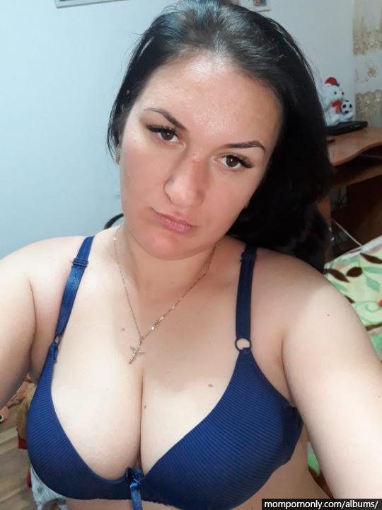 My mom can’t stop sending me sexy pics n°2