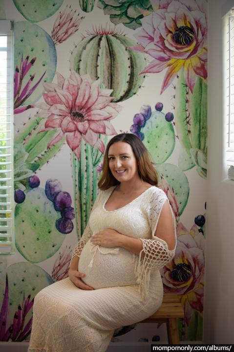 Sexy pregnant mom photos n°17
