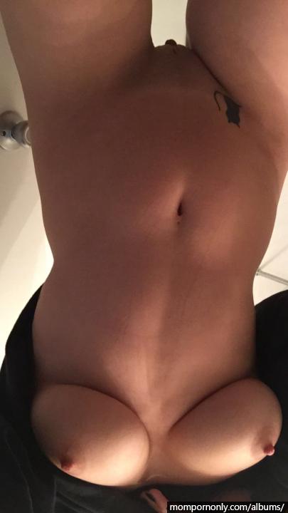 La joven madre muestra su hermoso cuerpo, los hijastros de Snapchat se desnudan n°26