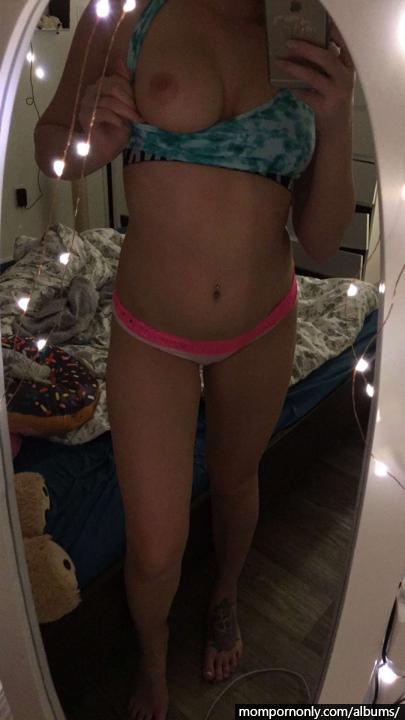 La joven madre muestra su hermoso cuerpo, los hijastros de Snapchat se desnudan n°32