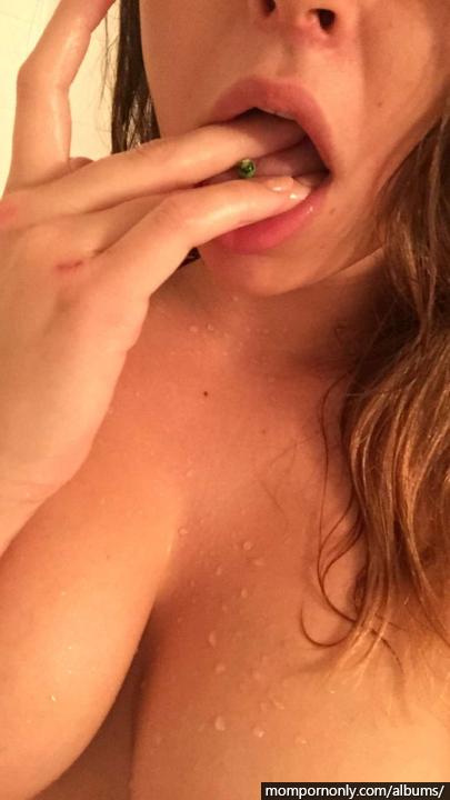La joven madre muestra su hermoso cuerpo, los hijastros de Snapchat se desnudan n°42
