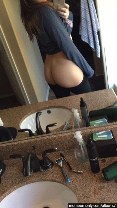 La joven madre muestra su hermoso cuerpo, los hijastros de Snapchat se desnudan n°45