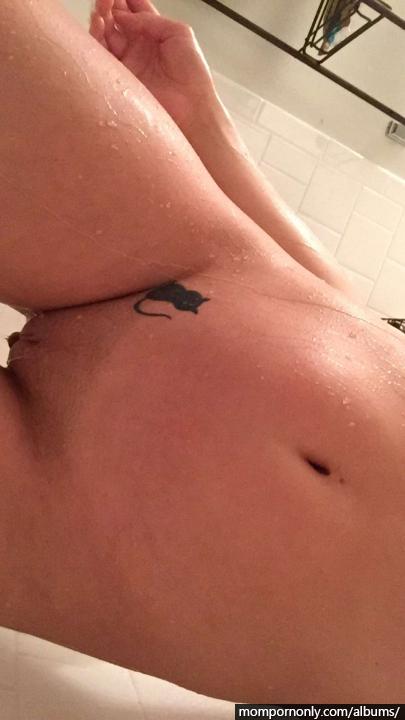 La joven madre muestra su hermoso cuerpo, los hijastros de Snapchat se desnudan n°49