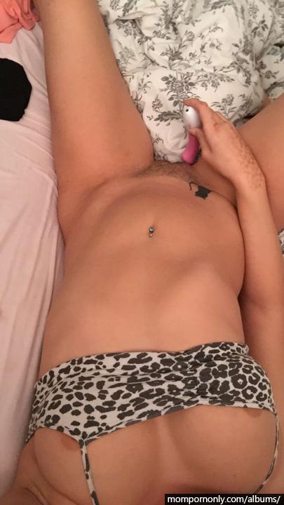 La joven madre muestra su hermoso cuerpo, los hijastros de Snapchat se desnudan n°65