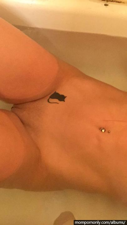 La joven madre muestra su hermoso cuerpo, los hijastros de Snapchat se desnudan n°94